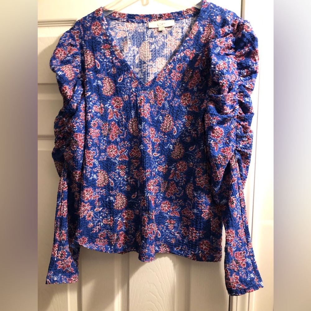 LOFT blue and pink smocked long sleeved ruched shirt Laege